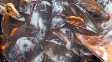 Kremayla pişirilmiş midyeler, yakından..