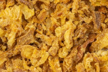 Kızarmış soğan yığınına yakın.