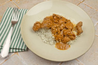 Tabakta kuzu köri ve Tayland pirinci.