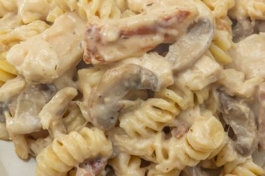 Tavuk ve mantarlı fusilli makarna.