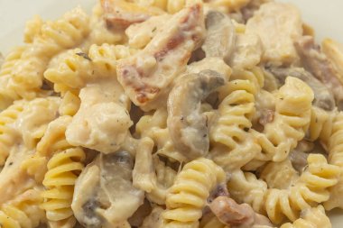 Tavuk ve mantarlı fusilli makarna.