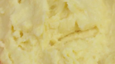 Bir tabak kremalı polenta, yakın çekim.