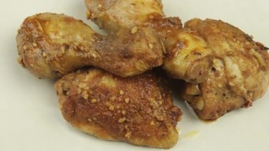 Pişmiş tavuk parçaları, acı biberle marine edilmiş.