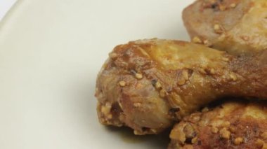 Pişmiş tavuk parçaları, acı biberle marine edilmiş.