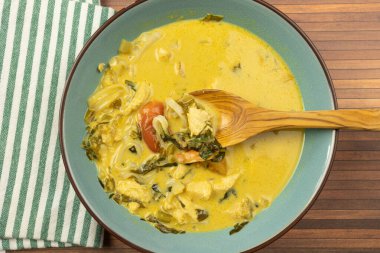 Kao soi çorbası (Hindistan cevizi sütü, pirinç eriştesi ve tavuk))