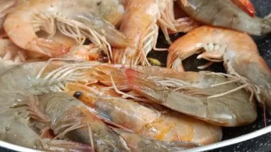 Karidesler, yakın plan, tavada yemek pişirme.