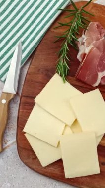 Raclette peyniri ve salam, yakın plan.