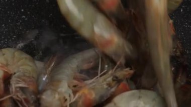Karidesler, yakın plan, tavada yemek pişirme.