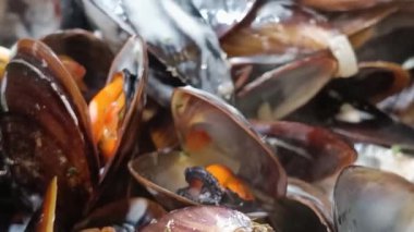 Kremayla pişirilmiş midyeler, yakından..