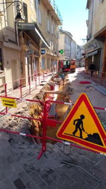 Vaison la Romaine, Vaucluse, Fransa - 01272025: Vaison la Romaine kasabasında yapım aşamasındaki yaya sokağı