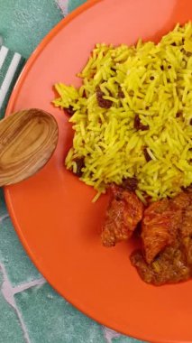 Tavuk Biryani ve Üzümlü Pirinç