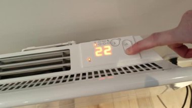 Radyatörün ısısını ayarlayan kişinin eli