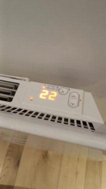 Radyatörün ısısını ayarlayan kişinin eli