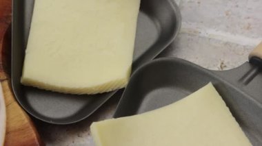 Raclette peyniri ve salam, yakın plan.