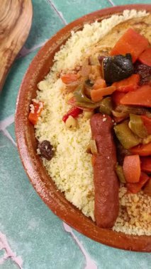 Tavuklu ve merguez 'li bir kuskus tabağı.