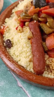 Tavuklu ve merguez 'li bir kuskus tabağı.