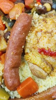 Tavuklu ve merguez 'li bir kuskus tabağı.