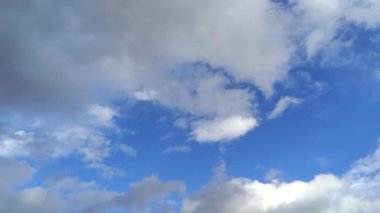 Bulutlu mavi gökyüzü manzarası