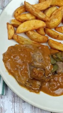 Şarküteri soslu sığır dili ve patates.