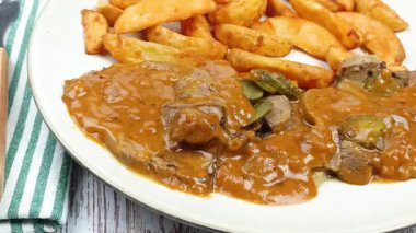 Şarküteri soslu sığır dili ve patates.