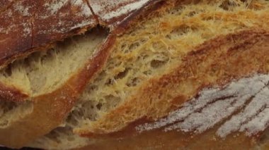 Ekmek, yakın plan, masanın üstünde.