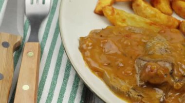 Şarküteri soslu sığır dili ve patates.
