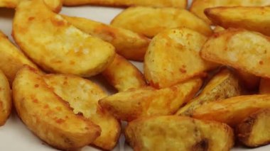 Patatesler, yakın plan, beyaz arka plan.