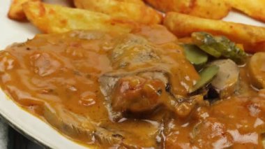 Şarküteri soslu sığır dili ve patates.