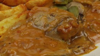 Şarküteri soslu sığır dili ve patates.