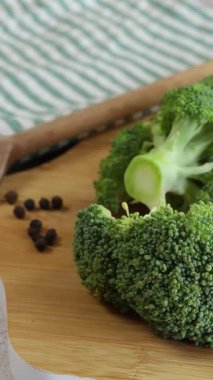 Kesme tahtasındaki çiğ brokoli.