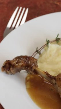 Ördek bacağı, biber sosu ve püre.