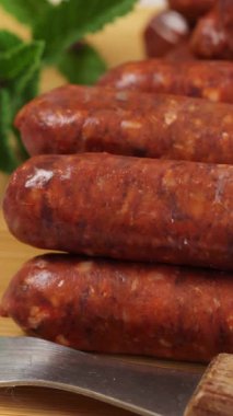 Merguez sosisi yığını, yakın plan.