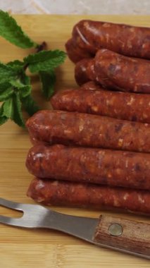 Merguez sosisi yığını, yakın plan.