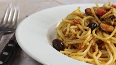Bir tabak deniz ürünleri spagettisi, yakın çekim.