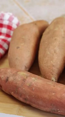 Birkaç tatlı patates, yakın plan, masanın üstünde.