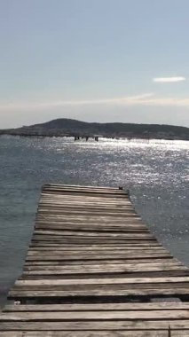 Bir gölün üzerinde tahta duba