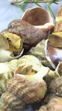 Masada mayonezli enik tabağı.