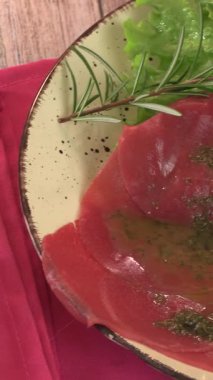 Biftek carpaccio, yakın plan, tabakta.