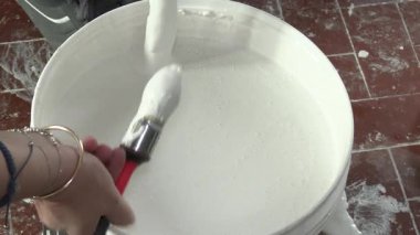Kavanozda beyaz boya karışımı