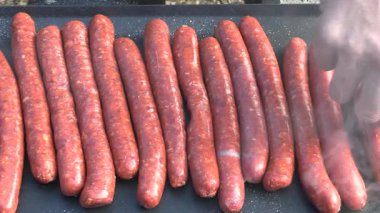 Izgarada pişen merguez sosisleri, yakın plan..
