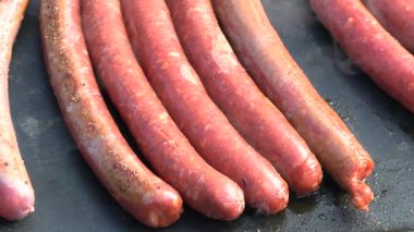 Izgarada pişen merguez sosisleri, yakın plan..