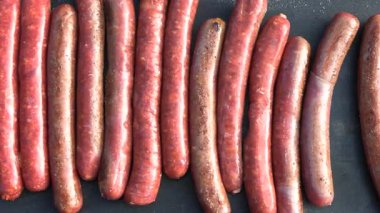Izgarada pişen merguez sosisleri, yakın plan..