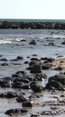 Deniz kıyısında kayalar Yazın kumsalda