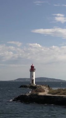 Cap d 'Agde' de bir sahilde deniz feneri.)