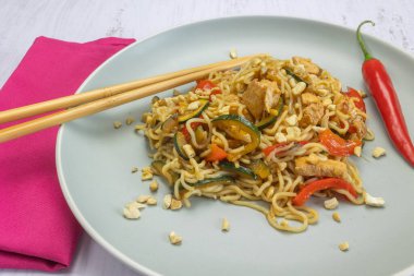 Tavuklu Çin eriştesi ve sebze.