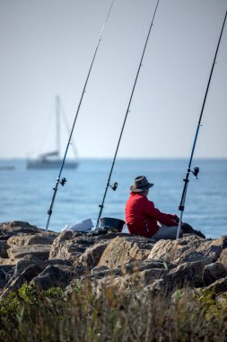 Deniz kenarındaki kayalıklarda yaşayan balıkçı.