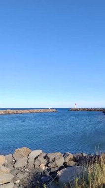 Cap d 'Agde' de bir sahilde deniz feneri.)