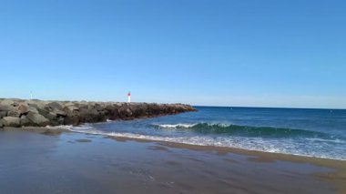 Cap d 'Agde' de bir sahilde deniz feneri.)