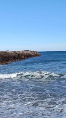 Cap d 'Agde' de bir sahilde deniz feneri.)