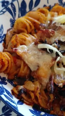 tavuklu makarna, ızgara sebze ve domates sosu.